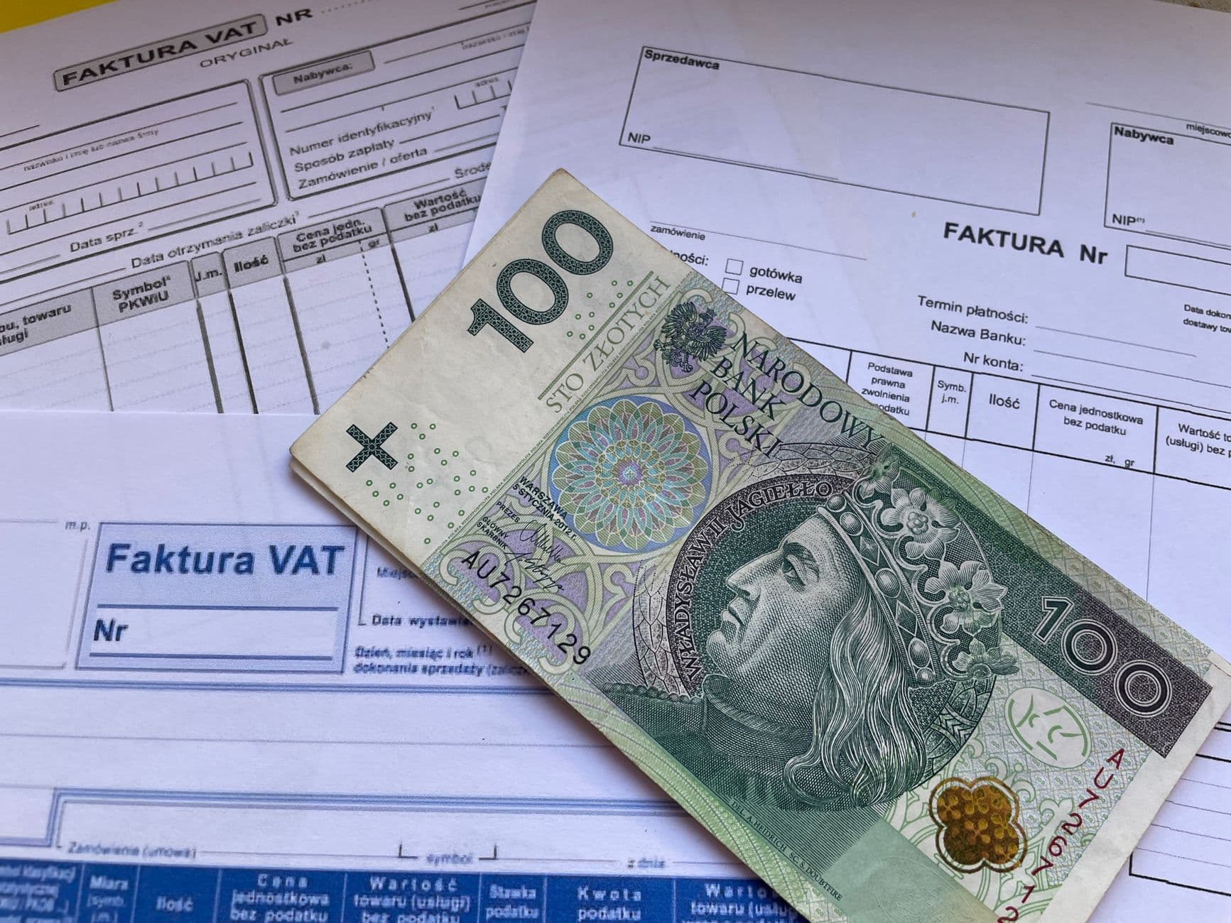 Podatki opiekunki — czy trzeba rozliczać się w Polsce?